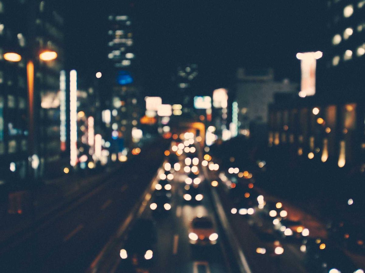 Tránsito y luces de una ciudad por la noche